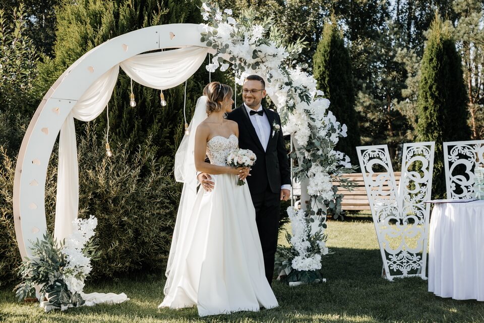 невеста бросает букет